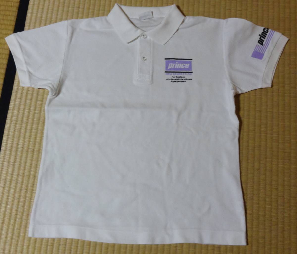 princeプリンステニスウエア、半袖ポロシャツ、左胸・左袖・ボタンに文字入り、前裾に薄い汚れあり、ジョギング・スポーツクラブに拍卖