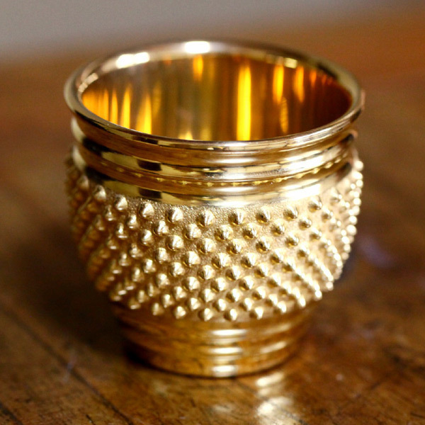 D1684【優美玲瓏】人間国宝 石黒光南 作 純金製 霰湯呑 122g GINZA TANAKA保証 圧巻の金工芸 資産価値 K24拍卖