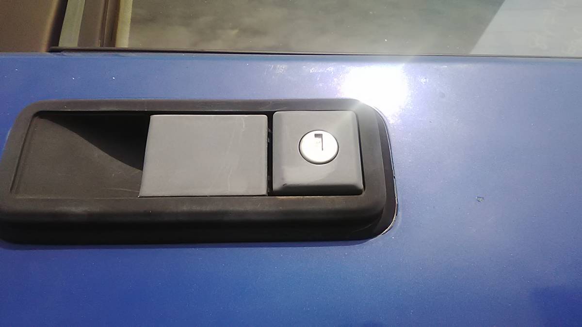 ■ランチア デルタ HF インテグラーレ 16バルブ フロントドアアウターハンドル 右 中古 82392490 部品取あり ドアハンドル キーシリンダー拍卖