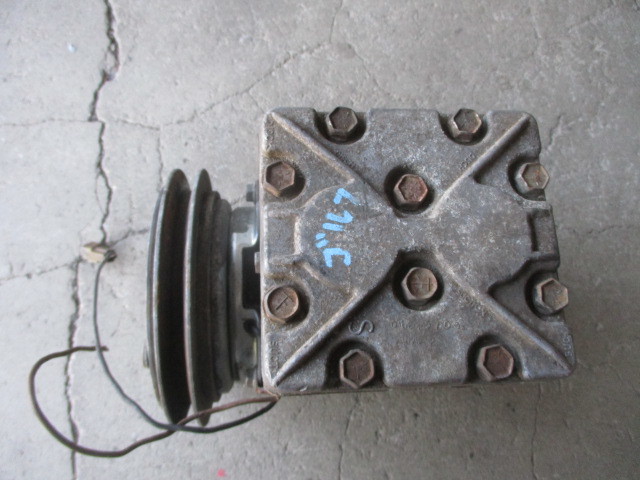 ■フォルクスワーゲン ゴルフ1 コンプレッサー 中古ジャンク 321820811A 部品あり エアコン ヨーク YORK 209RA 20884 アウディ 80 90 B2■拍卖