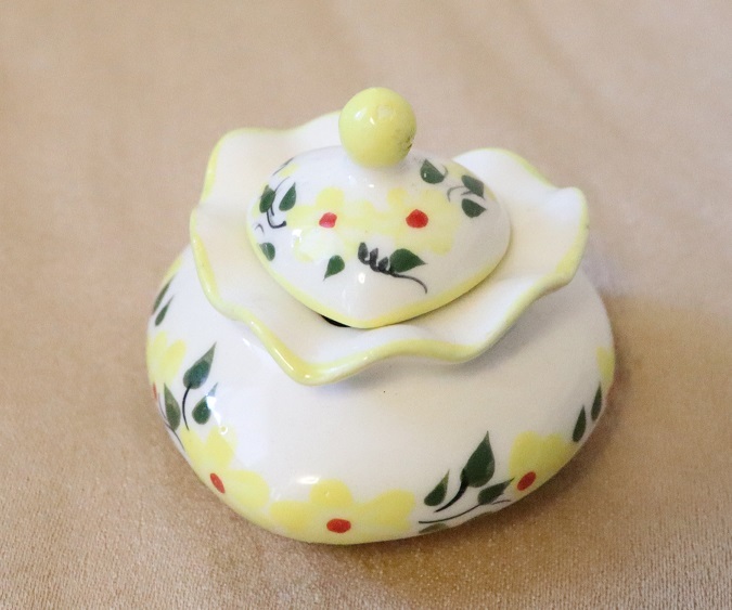 素敵!美品★ハート型容器 陶磁器 ★高さは約6cm★ホワイト×グリーン×イエロー×レッド★拍卖