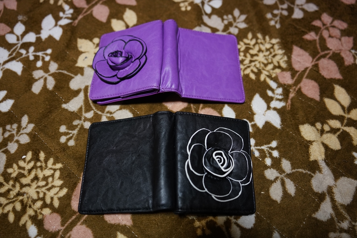 送料無料 フラワー 二つ折り財布 未使用 黒、紫 2個セット拍卖