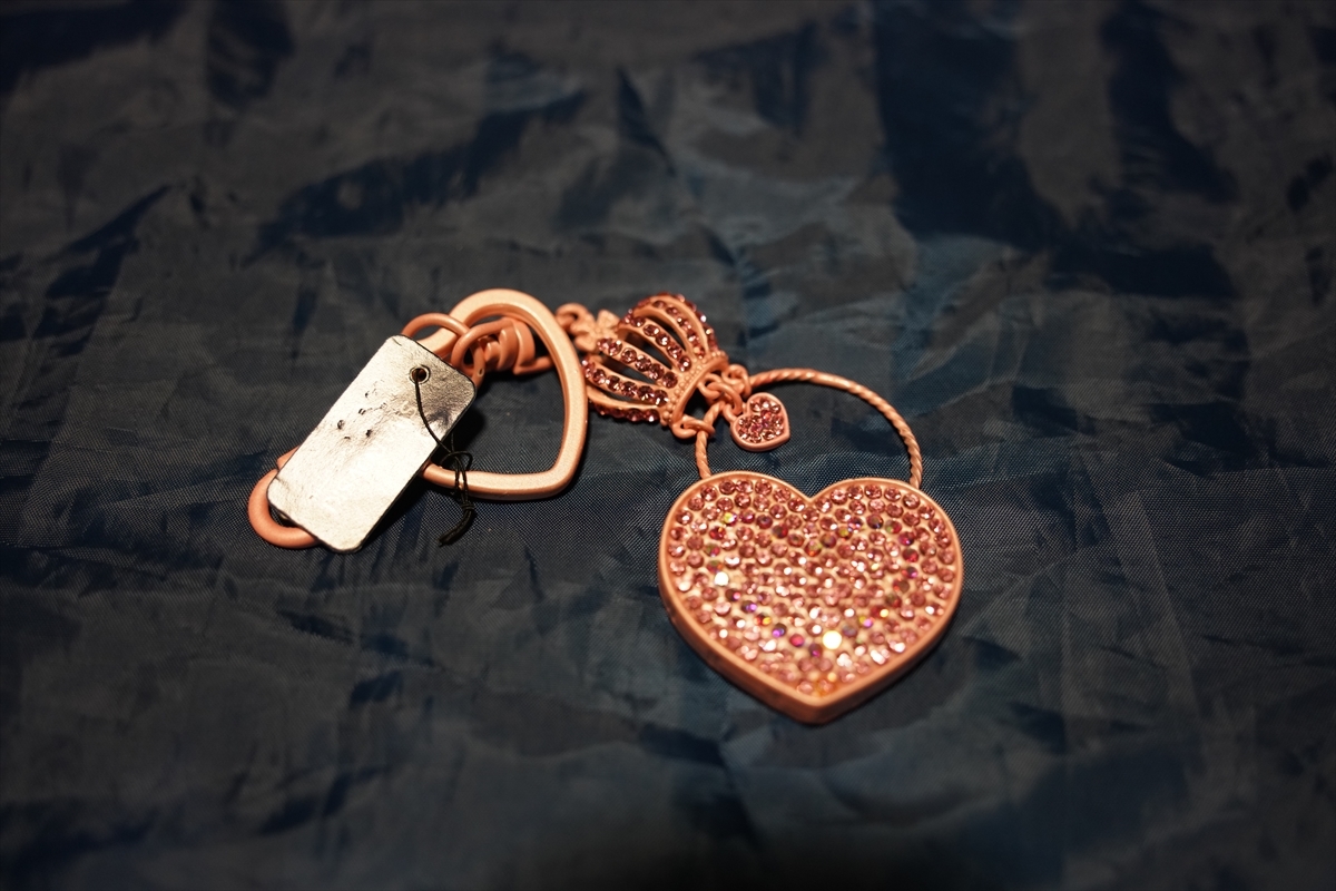 送料無料 スワロビーズ使用 クラウンハートデザイン チャーム キーホルダー 未使用品拍卖