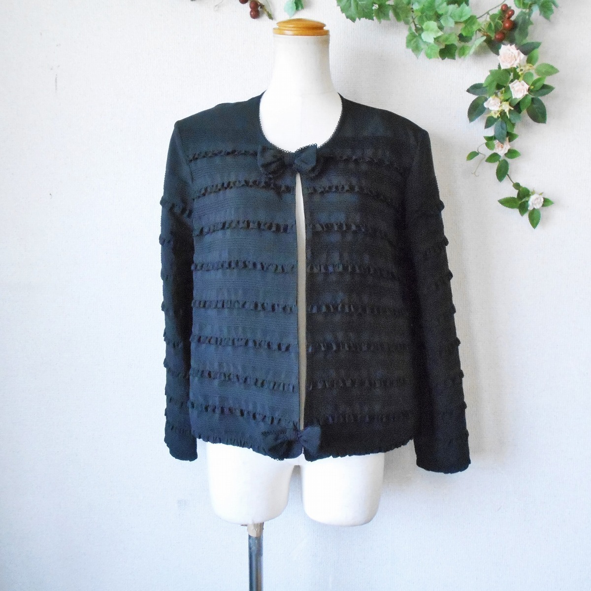 未使用 カネコイサオ KANEKO ISAO 春夏 向き ピンタック & フリル & リボン 素敵 な 薄手 ノーカラー ジャケット 黒拍卖