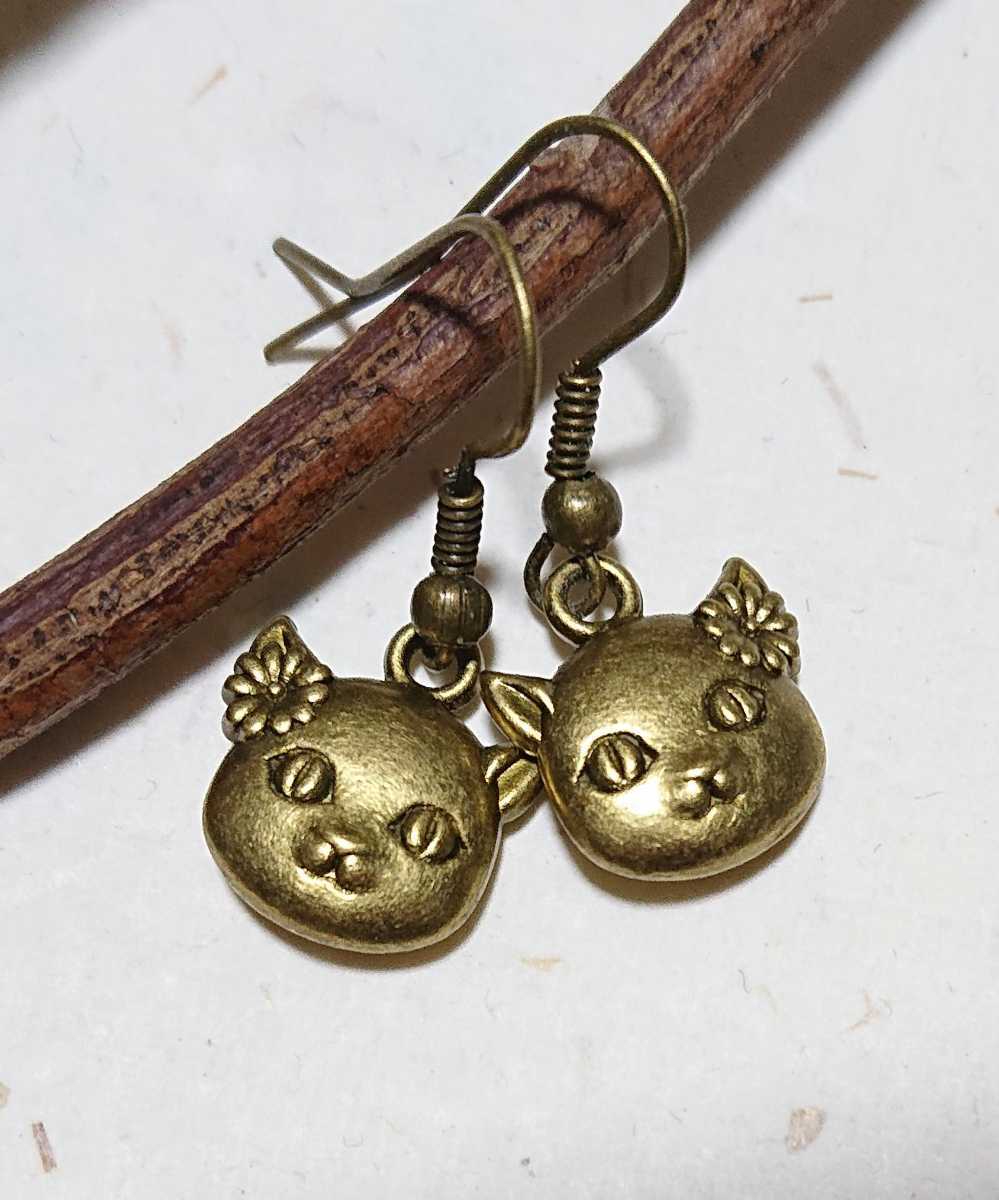 花飾りをつけたネコのピアス 猫の表情が変わって見えるかも?/真鍮古美カラー/新品 未使用拍卖