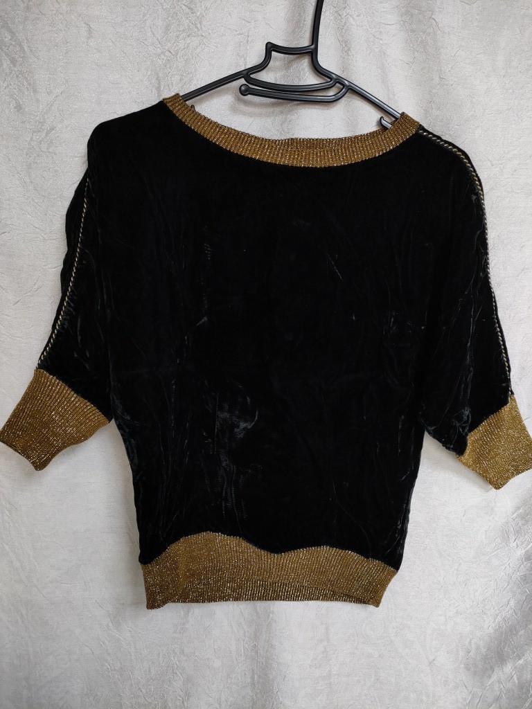 MADE IN USA 黒のベルベットに金の縁ラインの上衣と七分丈金のパンツ 着用回数の少ないUSED品拍卖