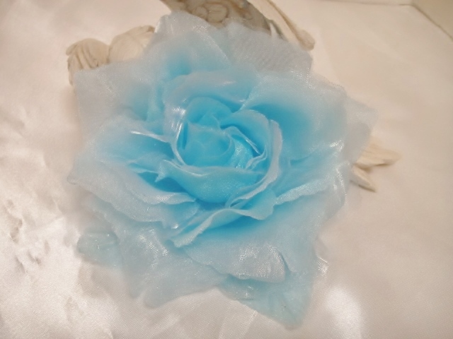 ♪ 新品 コサージュ ヘアクリップ『高品質/成人式 入学式 卒業式 結婚式/ラメオーガンジー/大フラワー/花/ローズ/薔薇/パステルブルー』♪拍卖