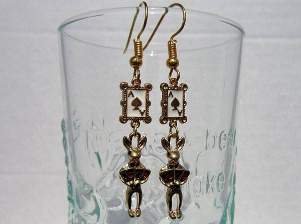 ★ウサギとトランプのピアス イヤリング ホワイト アリス ラビット拍卖