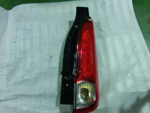 ★★★A987★★ スペーシア MK32S 純正 右 テールライト 220-59294拍卖