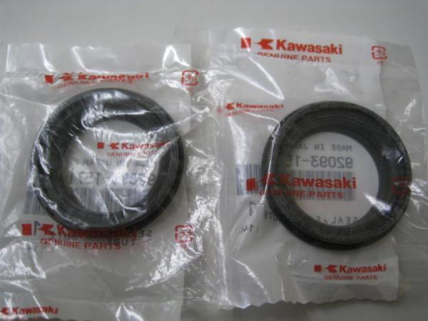 送料無料★新品★ZZR250(1999年~)★純正フロントフォークダストシール拍卖