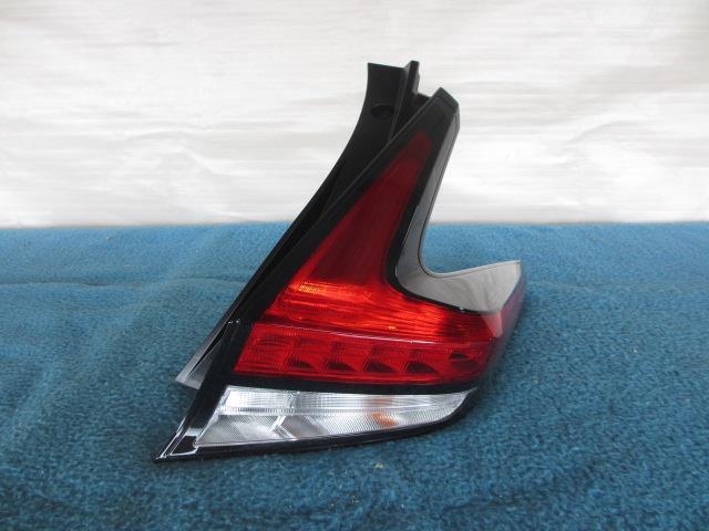 リーフ ZAA-ZE1 右テールランプ 26550-5SK0A拍卖