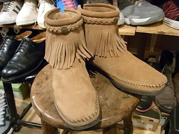 美品 MINNETONKA バックジップ スウェードブーツ 茶 US7(24cm)拍卖