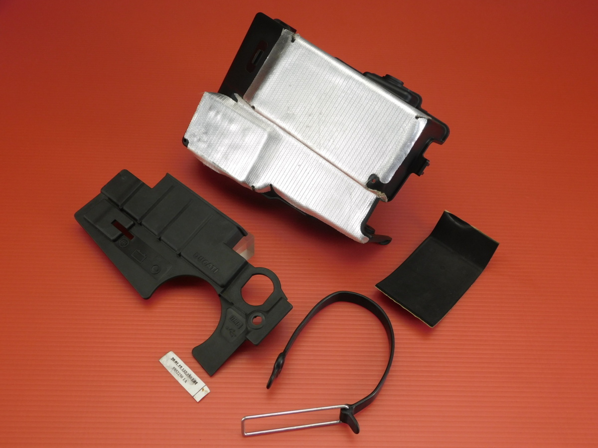 【評価S】100◆ ドゥカティ スクランブラー Sixty2 走行距離9,150km 純正 バッテリー ボックス BATTERY HOLDER 4601C531C 5952250拍卖