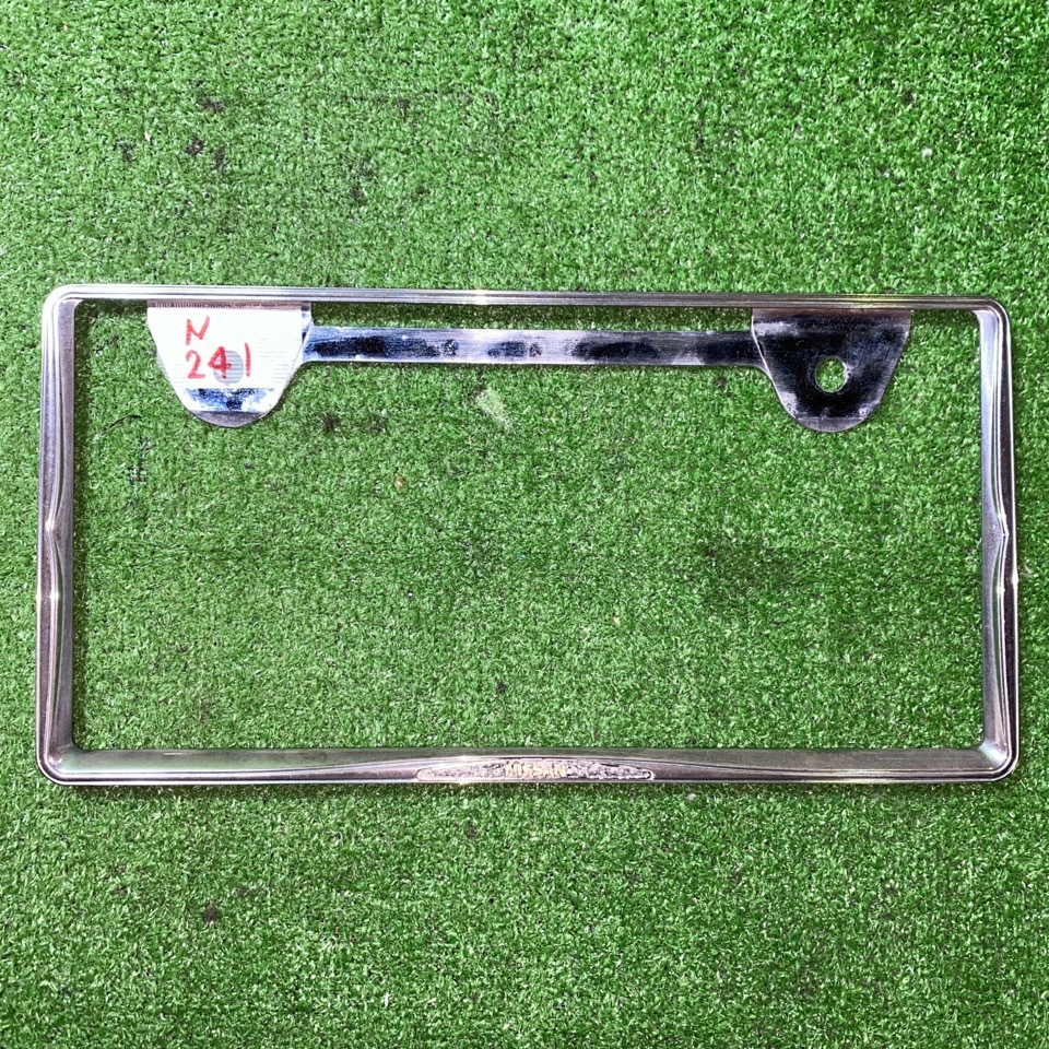 【N-241】 ニッサン ナンバープレート ナンバーフレーム 金属製 K6210-79940/50 1枚拍卖