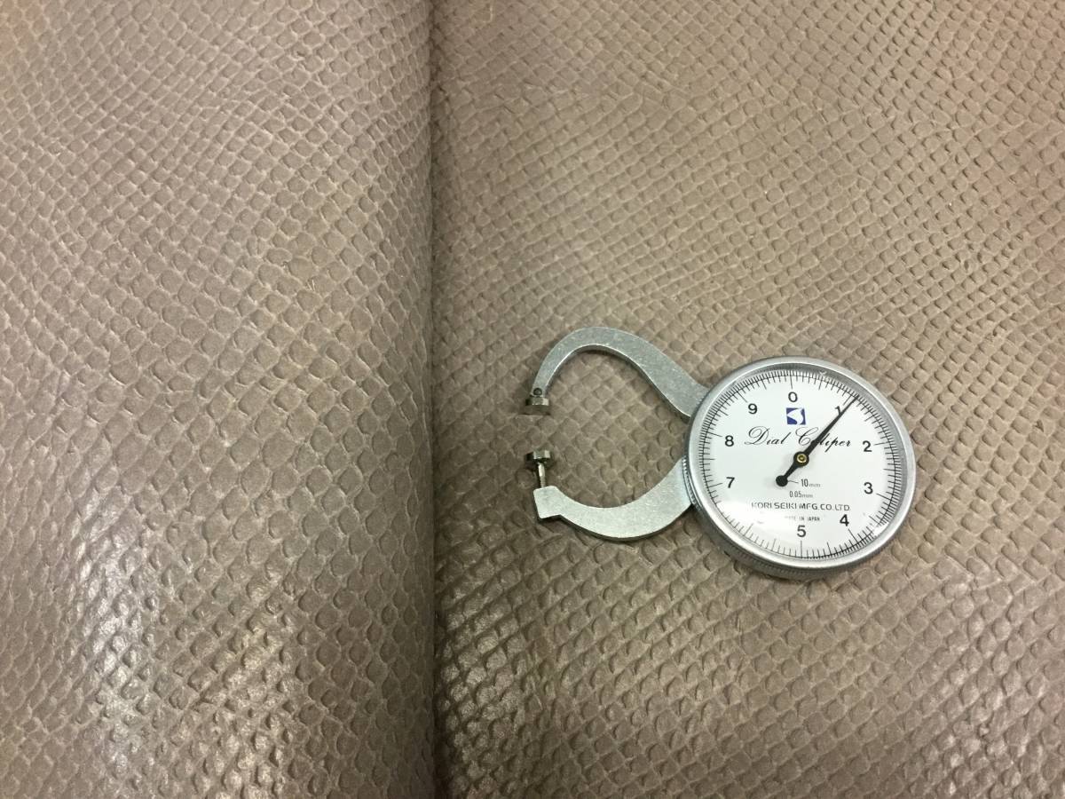 【SALE】U177革 皮/牛 スネーク 型押し アッシュブラウン 138ds 1.1mm~1.4mm/格安拍卖