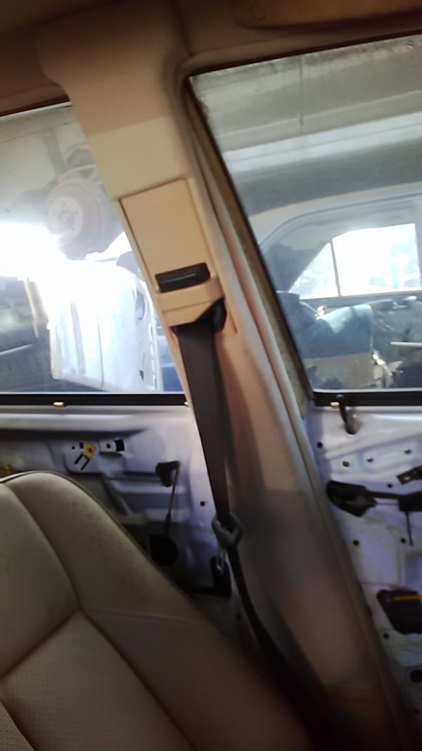 ■ベンツ W202 C200 Bピラー内張り 左右 中古 ベージュ 2026900525 2026900625 部品取あり 内張 トリム ■拍卖