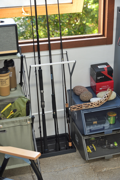 【現品限り】スチール カフェ ロッドスタンド 白 / コンパクト 釣り竿 収納 ケース 釣り 竿受け 竿立て 海釣り 渓流 フライフィッシング拍卖