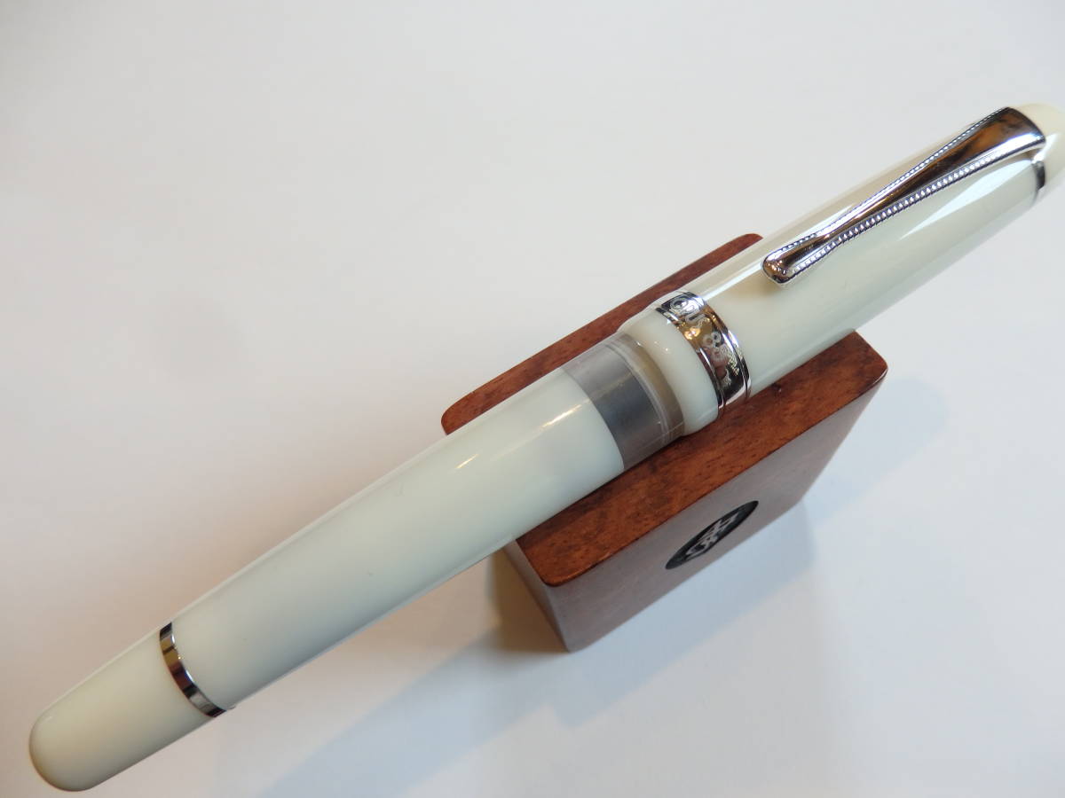 ◆【送料210円~】OPUS88 JAZZ ソリッドカラー万年筆 ホワイト アイドロッパー式 ペン先:ドイツJOWO製EF拍卖