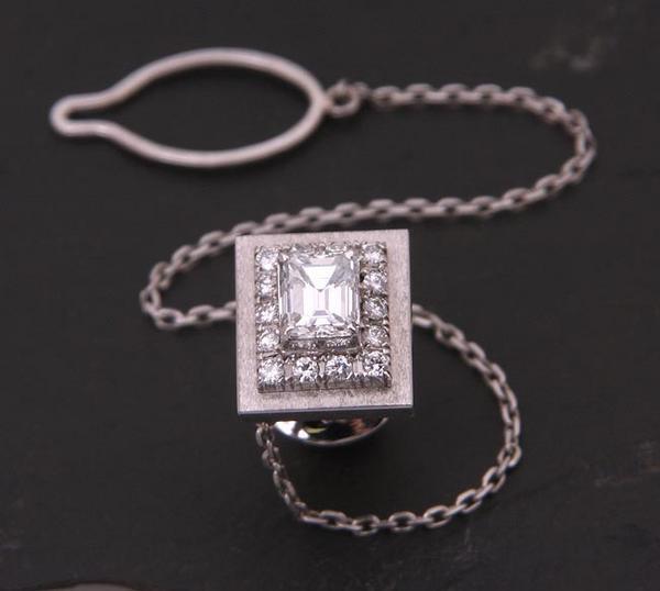 《質屋出品》Pt900★エメラルドカットダイアモンドタイピン★C-1357拍卖