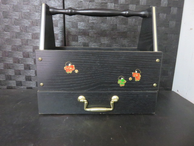 昭和レトロの黒のマガジンラック・可愛い女の子の絵が書いてあります。拍卖