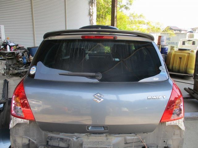 スイフト DBA-ZC71S バックドア/リアゲート スポイラー付 ZY4 アズールグレーパールメタリック拍卖