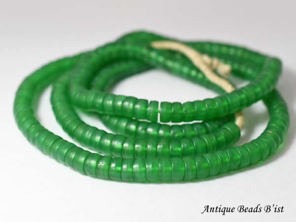 ●わくわく とんぼ玉★得割! ANTQボヘミアセミクリアグリーンおはじき型ビーズ一連B 蜻蛉玉 トンボ玉 アンティークビーズ【H17041B】拍卖