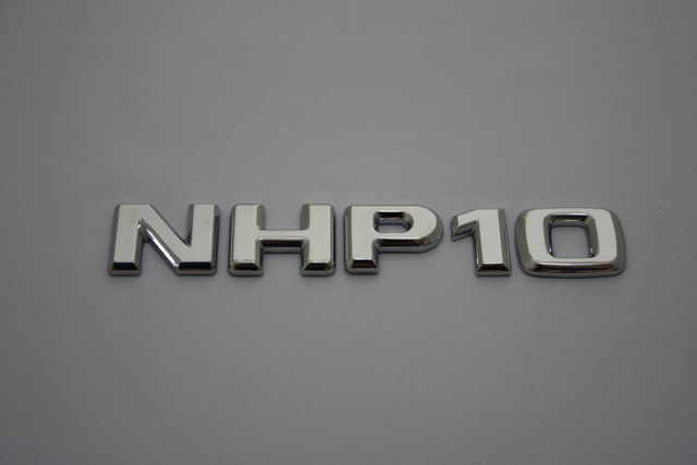 ベンツ風 トヨタアクア型式エンブレム NHP10 アルファーベット拍卖