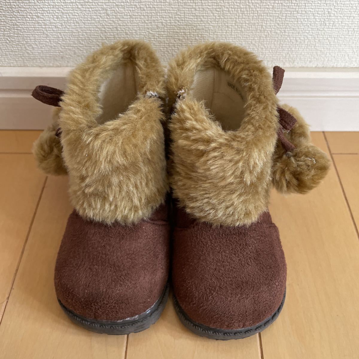 送料無料 美品 ベビーブーツ キッズ ブーツ 13cm 茶色 ファーとボンボン付きリボン 送料込み拍卖