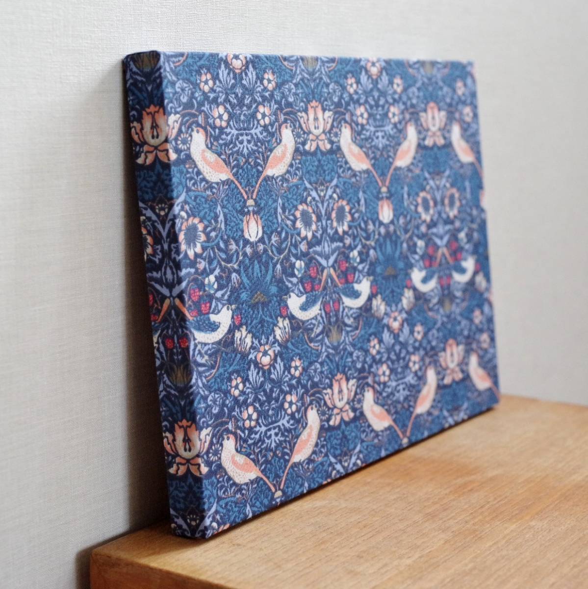 送料込み ファブリックパネル イギリス ウィリアムモリス Strawberry Thief いちご泥棒 アートパネル インテリア 壁掛け A4 輸入生地拍卖