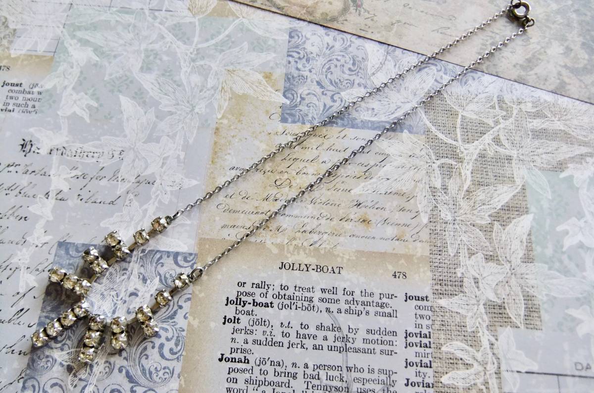 ヴィンテージ:クリアカラーストーンのネックレス拍卖