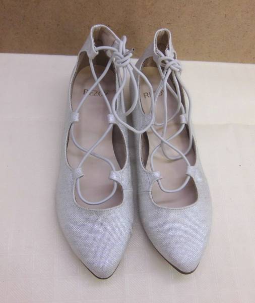 【美品】リゾイ(REZOY)ローヒールパンプス22.57(カラーはシルバーです)拍卖