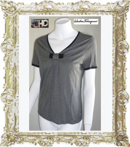 送料無料★即決★定価4万円 Salvatore Ferragamo サルヴァトーレ フェラガモ グレー リボン付きVネック半袖カットソー S拍卖