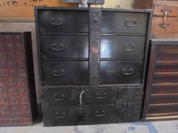 【明治期黒漆庄内衣裳箪笥】収納家具アンティーク骨董古民具囲炉裏自在鉤錠前インテリア拍卖