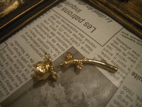 即決☆軽難有り☆ゴールドカラー 薔薇 お花 バックキャッチピアス♪ イヤラップピアス ♪片耳♪ フラワー ワンコイン 定形外120円☆拍卖