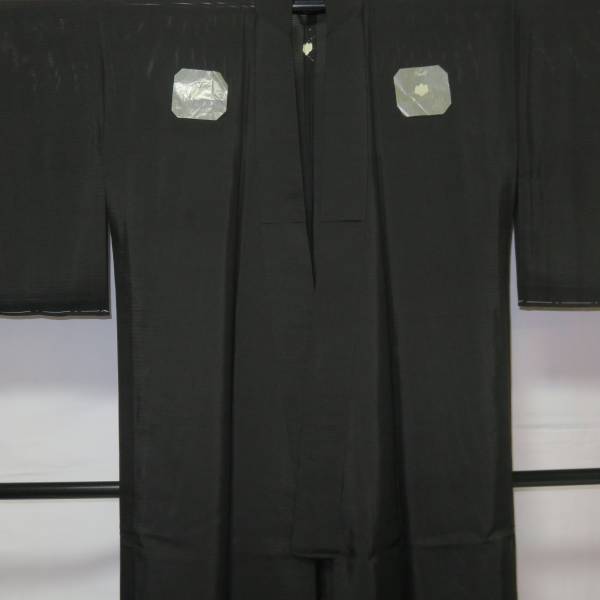 【桐徳】夏喪服☆送料無料*五三の桐.紋*新品*仕付け糸付{*正絹*五泉.駒絽*喪服}*身丈161-裄64*五三の桐.紋*№3835拍卖