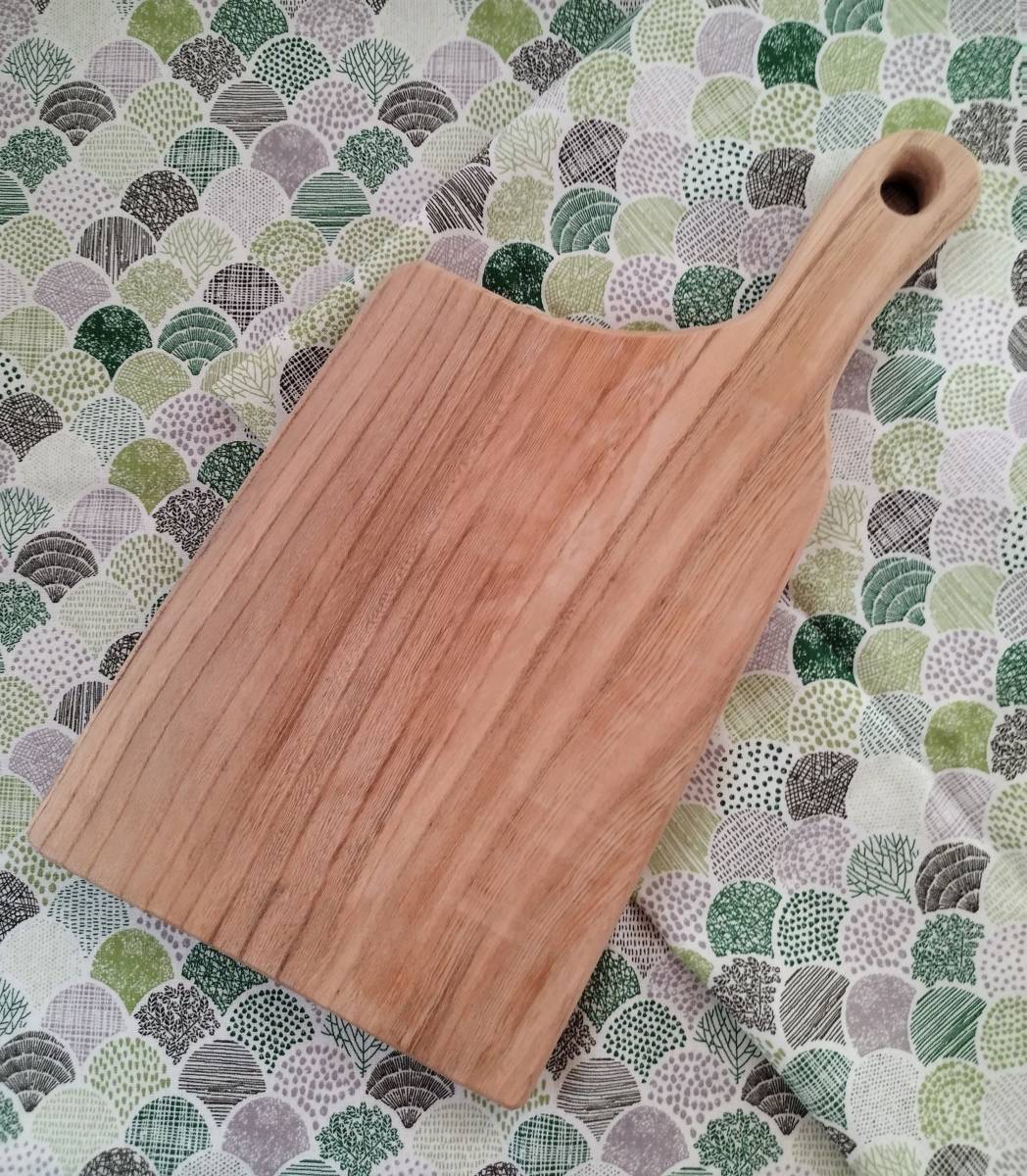 岩手県産のケヤキ材を使った、カッティング・ボードです。木工職人さん手作りの品です。拍卖