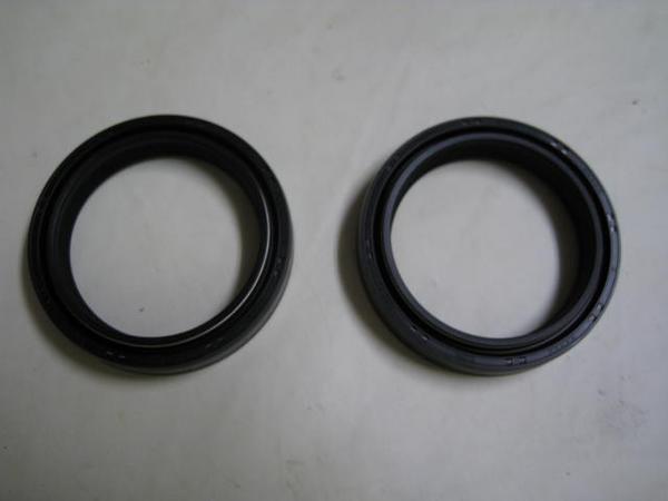 送料無料★新品★V-MAX(2LT)★純正フロントフォークオイルシール拍卖