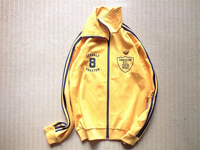 即決 adidas Originals アディダス オリジナルス キャベツタウン ジャージ 日本規格品 Mサイズ CABBAGETOWN TT イエロー x ダークネイビー拍卖