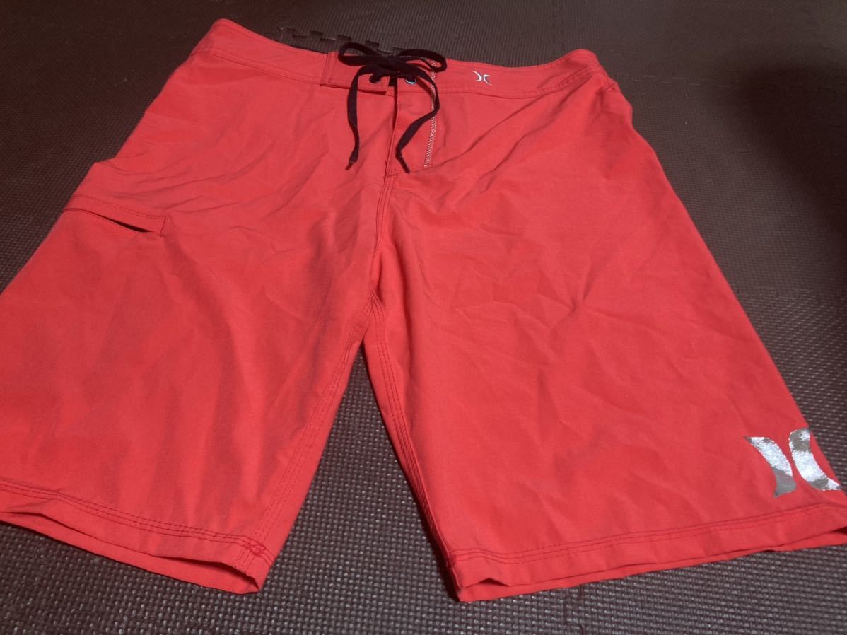 美品H ur I eyウエストロゴ入り、赤朱ウエストロゴシルバー(刺繍ラメ入り)ストレッチハーフパンツ サイズ30拍卖