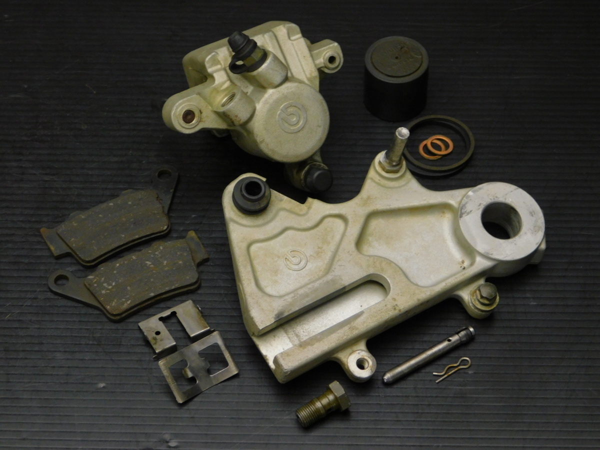 60 良好☆ ハスクバーナ WR250 純正 リア ブレーキ キャリパー & サポート拍卖