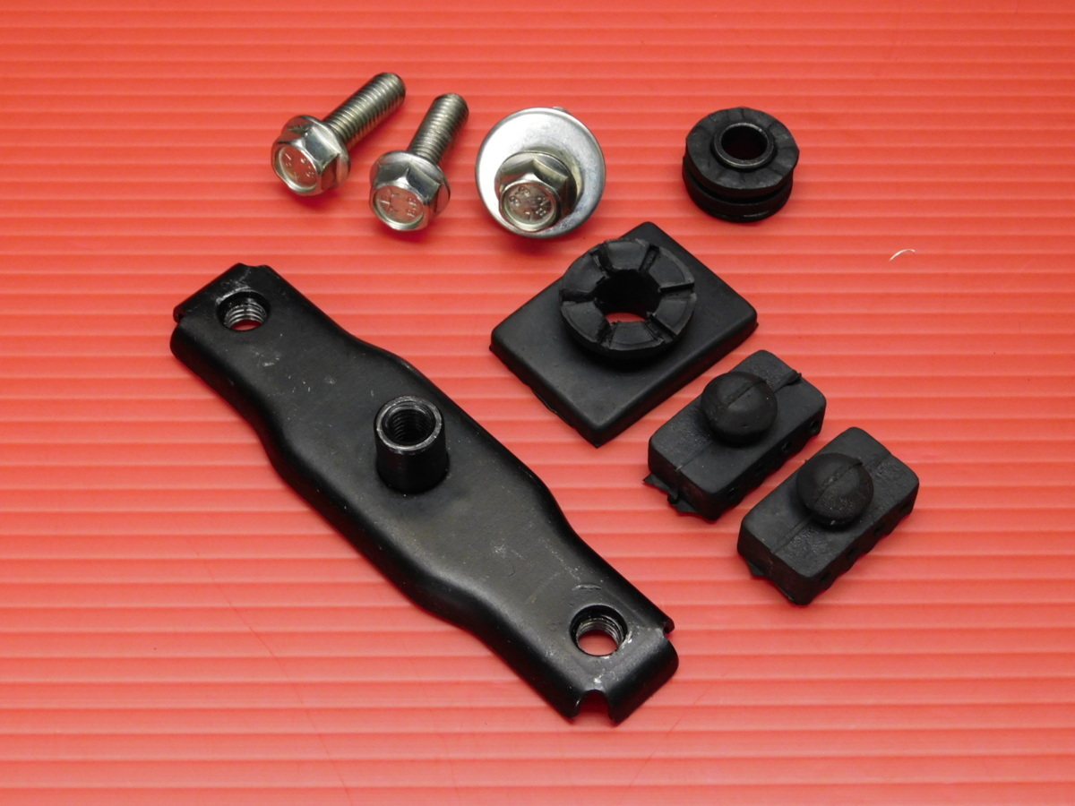 送料0円■良品 KTM 390 DUKE デューク 2019 走行距離46km 純正 タンク マウント 金具 ゴム ブッシュ ステー セット拍卖