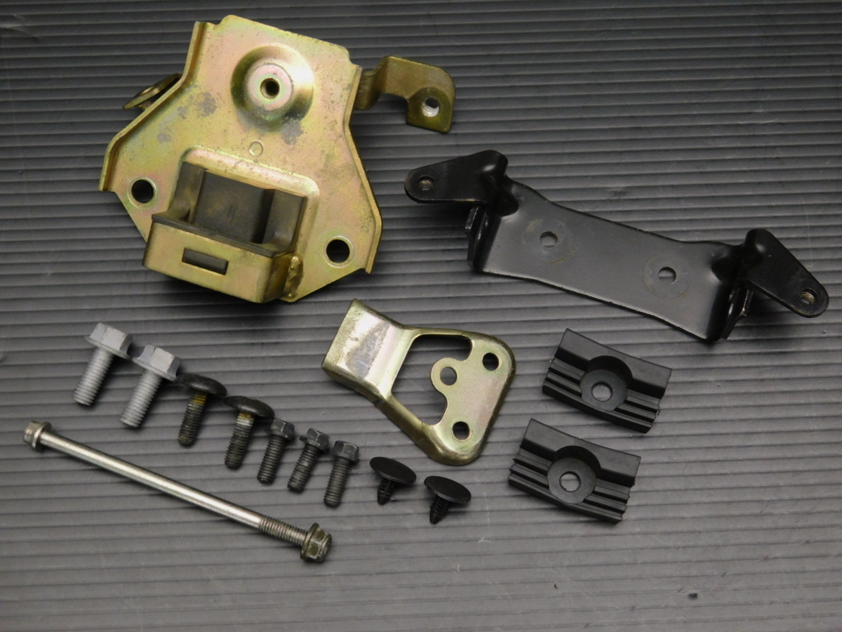 0 良品☆ トライアンフ スプリントST 1050A 純正 タンク 金具 ブラケット ステー & クッション ゴム グロメット セット拍卖