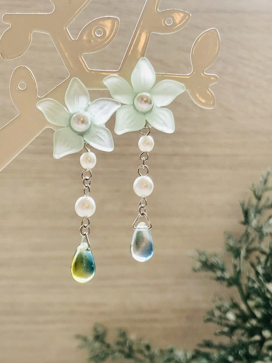 【ハンドメイド】すりガラス風 桔梗のパールとガラスドロップのピアス【サージカルステンレス】拍卖