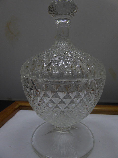 最終超値引きアンテイーク未使用同 ガラスー蓋つき飾り壺細工最高カットガラスサイド、ボードに、チョコいれに、拍卖