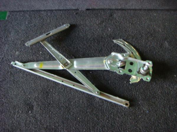 Y 平成25年式 ハイゼットトラック S210P 左ドア レギュレター MT用 69820-87508-000拍卖