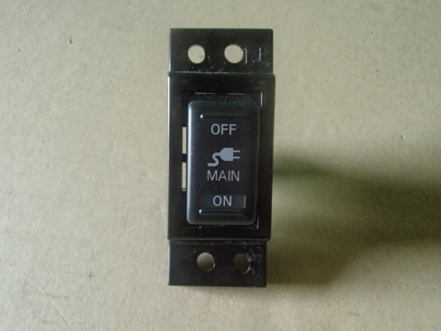 Y【2518】平成17年式 セレナ C25 コンセントスイッチ 電源スイッチ 棚Y13拍卖