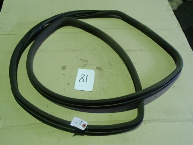 Y【2559】レンジローバー 平成10年式 1998年式 E-LP42D 右リアドア用 ウエザーストリップ ウェザーストリップ 81拍卖