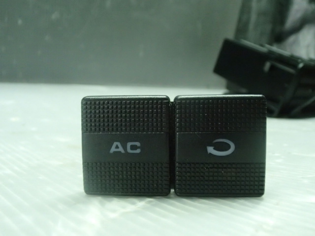 Y【2630】平成8年式 フォルクスワーゲンヴェント E-1HADY Vento GLI エアコンスイッチ 棚Y8拍卖