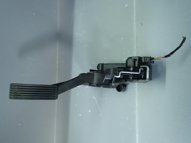 Y【2607】2006年式 ベンツBクラス B170 アクセルペダル 棚Y22拍卖