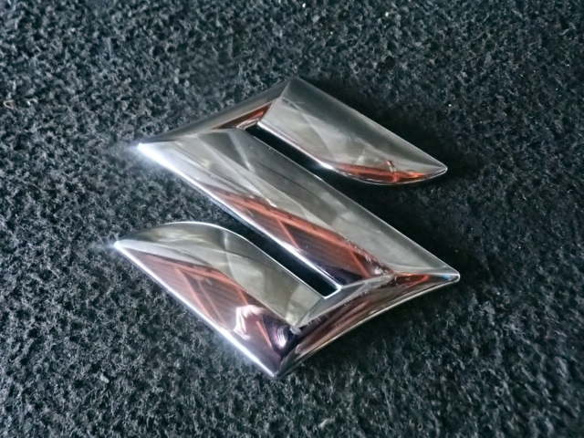 【2551】平成25年式 スペーシア MK32S スズキ エンブレム Sマーク  ボンネットに付くエンブレム  棚Y1拍卖